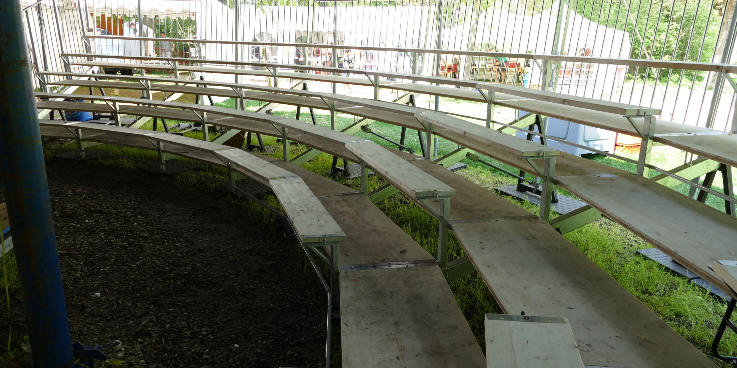 Sitzeinrichtung für Circuszelte und Zirkuszelte